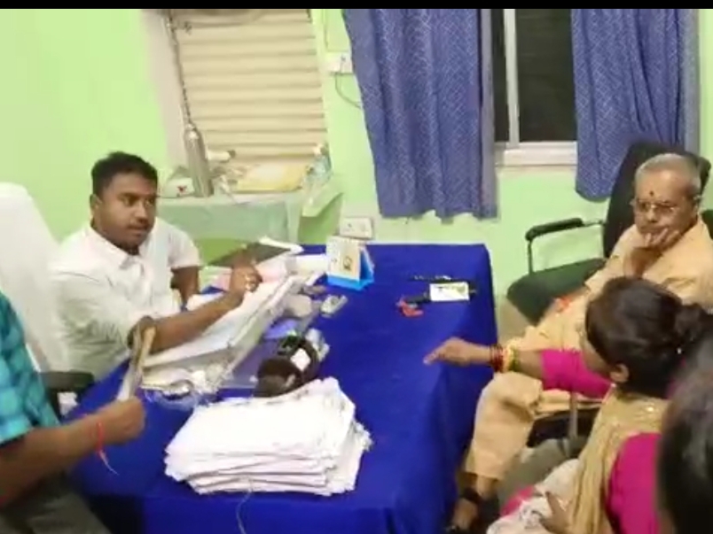 अपना आवेदन रिजेक्ट होने पर सवाल करती महिला।