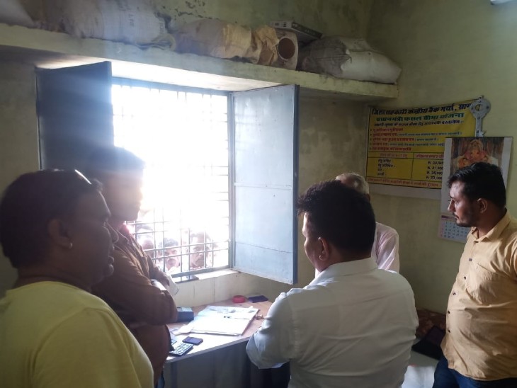 खाद वितरण की जानकारी लेते हुए कलेक्टर।