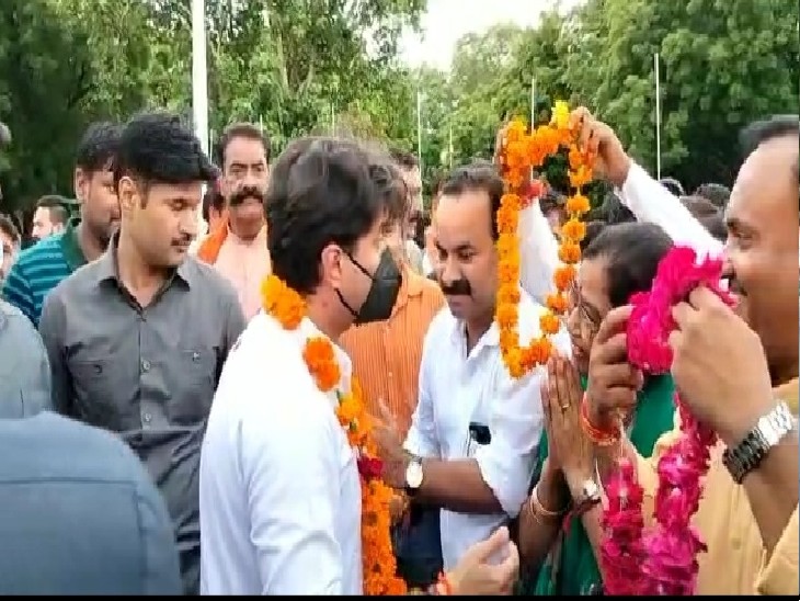 सिंधिया का स्वागत करते कार्यकर्ता