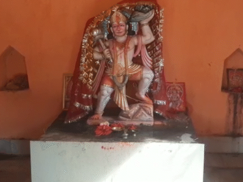 रेलवे ने मंदिर के बाहर नोटिस लगाकर 10 दिन में खाली करने के आदेश दिए हैं।