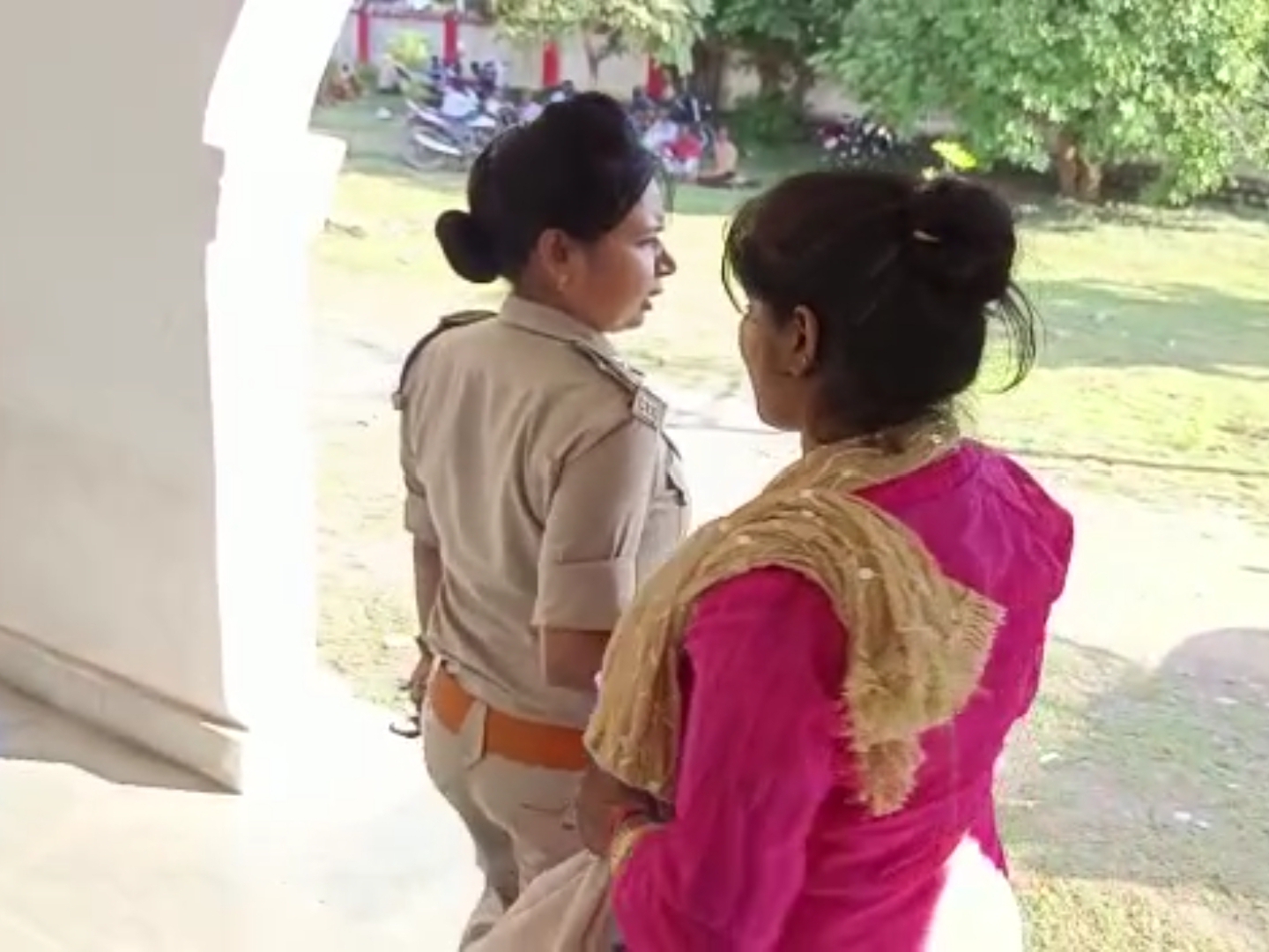 महिला को अपने साथ लेकर जाती पुलिस।