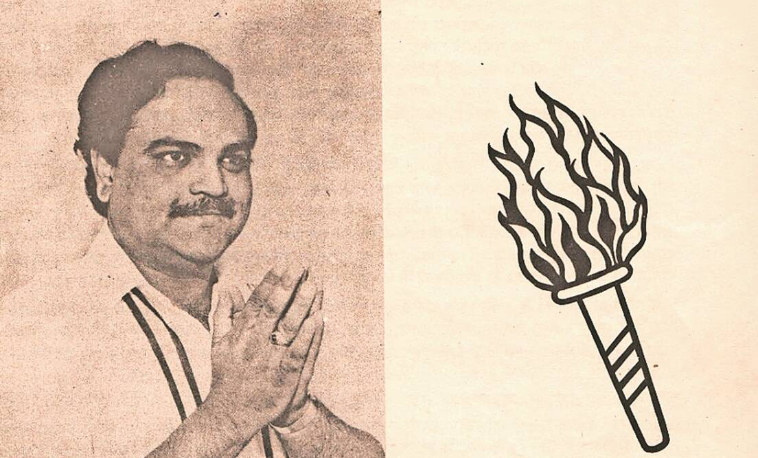 ये तस्वीर 1985 की है। इसमें बाल ठाकरे की पार्टी से मशाल निशान पर चुनाव लड़ने वाले छगन भुजबल नजर आ रहे हैं। Source: Indian Express