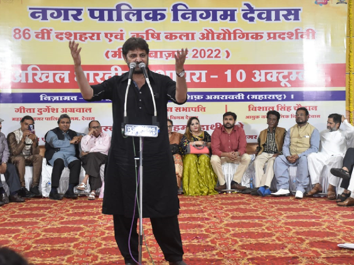 मुशायरे में कलाम पेश करते शायर। - Dainik Bhaskar