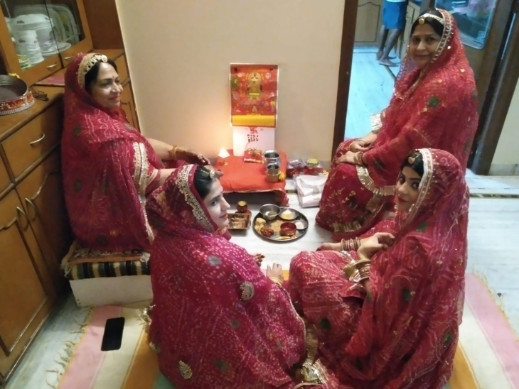 इस दिन चौथ माता के साम ने ज्योत जलाते हैं और रोली, काजल महंदी की बिंदियां लगाकर मां को श्रृंगार चढ़ाती हैं।