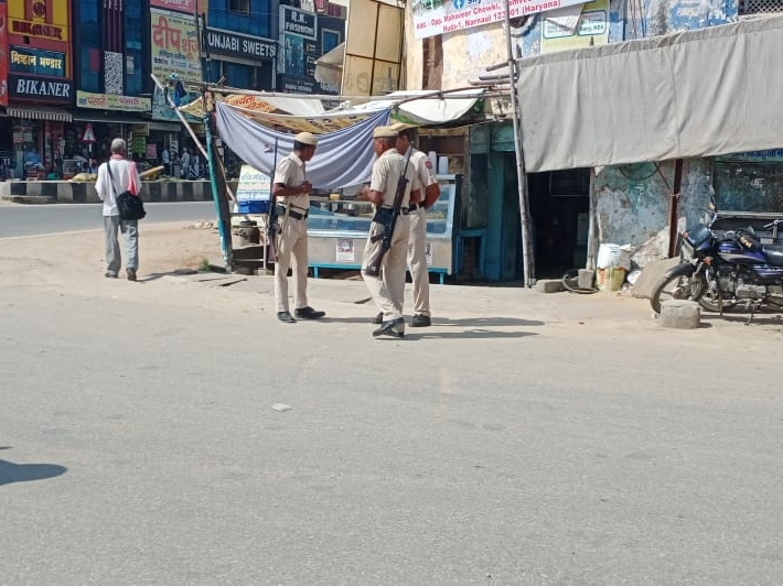 Gangster Chiku appears in Narnaul court amid tight security, land grabbing case. गैंगस्टर चीकू