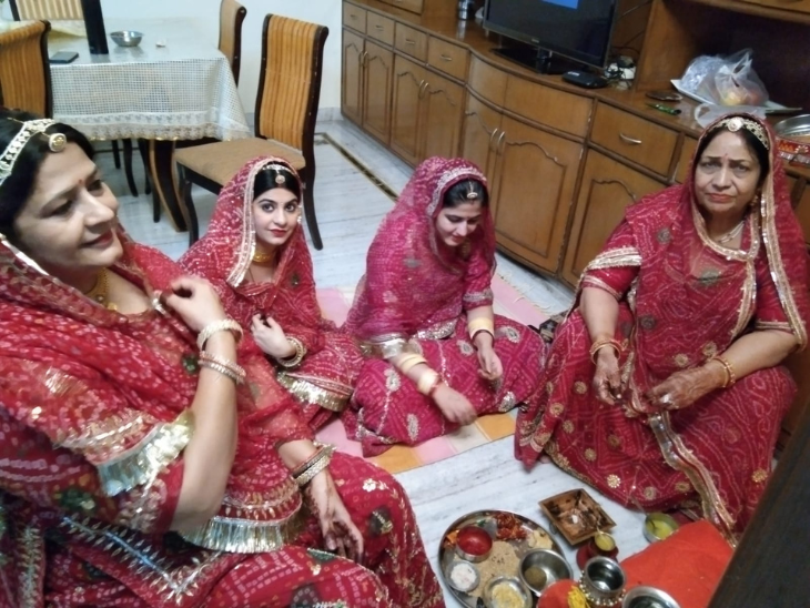 सज धज तैयार होकर औरतें इस कथा करती हैं जहां सासें बहुंएं साथ बैठ कर कथा सुनती और सुनाती है।