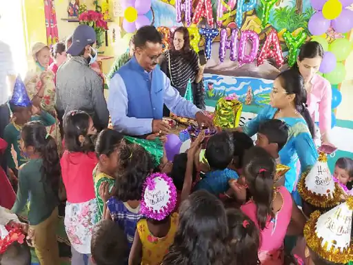 आंगनबाड़ी केन्द्र में बच्चे का जन्म दिन मनाते कलेक्टर मनोज पुष्प।