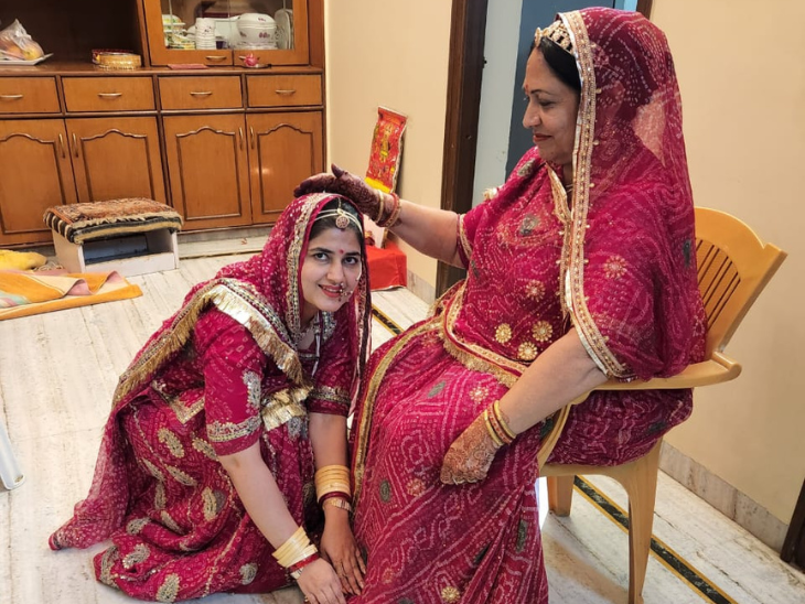 कथा के बाद सभी छोटे अपनों से बड़ों के पैर छू कर जीवन भर सुहागन रहने का आशिर्वाद लेती हैं।