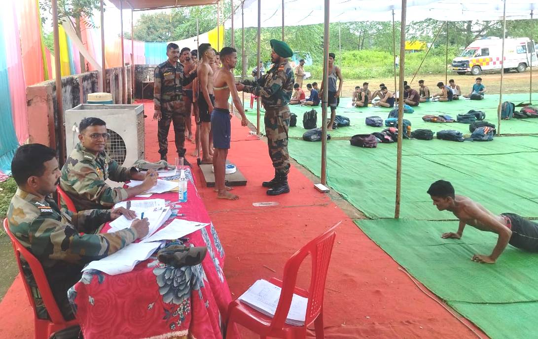 भर्ती रैली में अभ्यार्थियों से गतिविधियां करते सेना के अधिकारी।