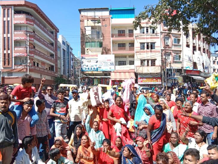 फुटपाथ पर व्यापार करने वालों ने राजवाड़ा पर चक्काजाम कर दिया। इस वजह से ट्रैफिक जाम हो गया।