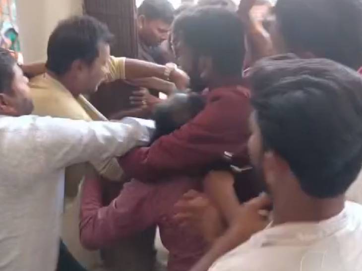 थाने के चैनल गेट पर ही विवाद शुरू हो गया। इसके बाद दोनों पक्षों में लात-घूंसे चले। पुलिस ने महिला सफाईकर्मी से विवाद के बाद भाजपा पार्षद के पति को थाने में बुलाया था।