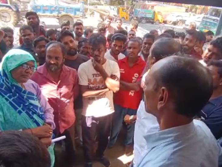 विवाद के बाद दोनों पक्षों को अपनी बात रखने का मौका दिया गया।