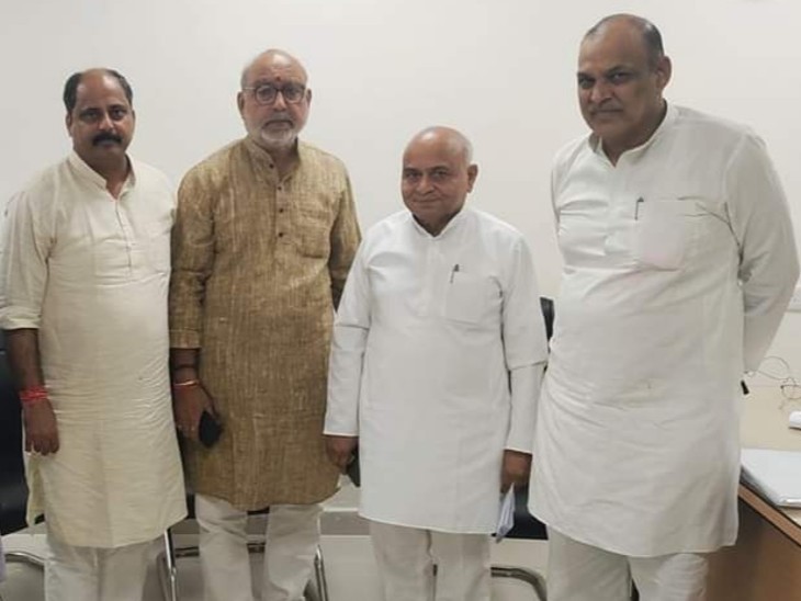 भोपाल में कांग्रेस के नेता प्रतिपक्ष गोविंद सिंह एवं महासचिव अशोक सिंह के साथ अध्यक्ष देवेंद्र शर्मा एवं सह प्रभारी योगेंद्र सिंह। - Dainik Bhaskar