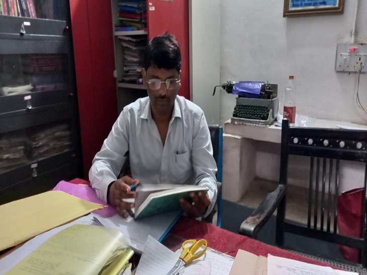 कमल किशोर नाइट शिफ्ट में ड्यूटी और दिन में पढ़ाई करते थे।