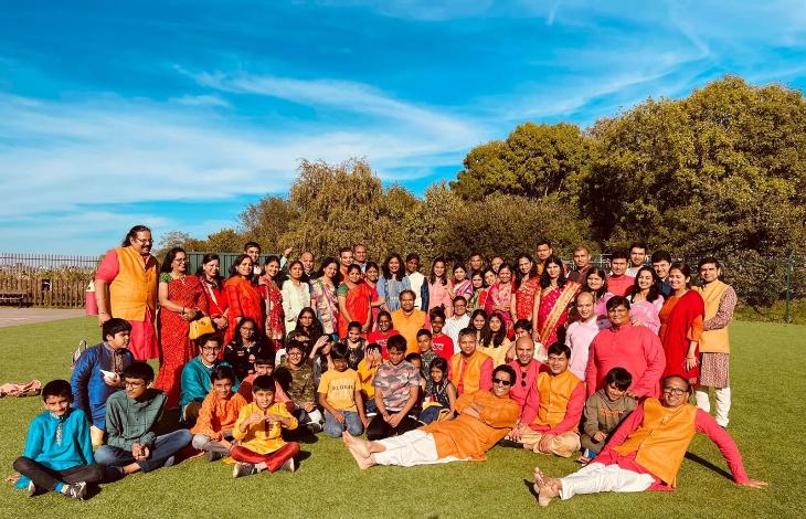 रामायण सत्संग परिवार यूके लगभग 30 भारतीय परिवारों का समूह है, जो 2005 से 2008 के बीच भारत से इग्लैंड आकर बस गये थे। यह ग्रुप 2009 से इस कार्यक्रम का आयेाजन कर रहा है।