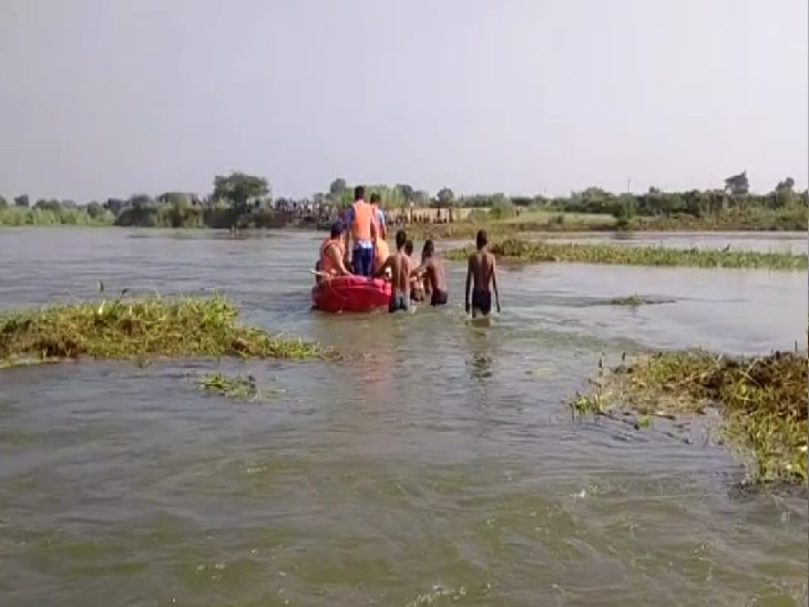 रेस्क्यू करती एनडीआरएफ की टीम