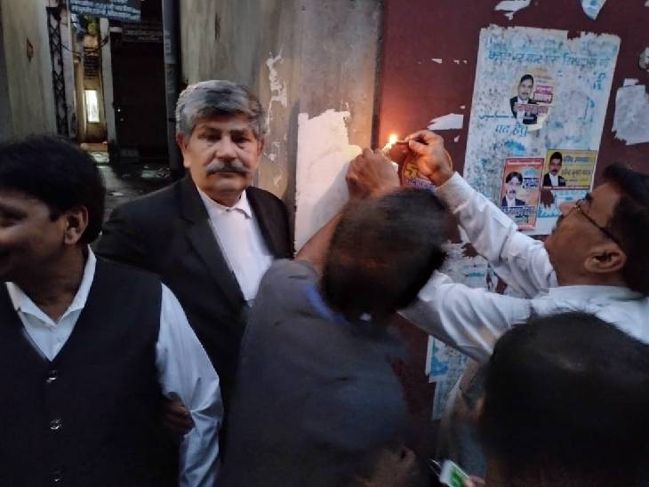 Bar president raided and caught 35 people gambling, chamber sealed