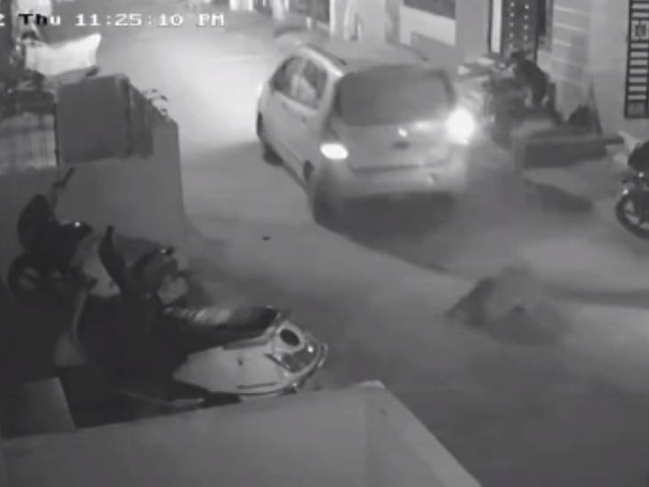 कुत्ते को कुचलने की घटना सीसीटीवी में कैद हो गई। इसके बाद चालक तेजी से कार चलाते हुए भाग गया।