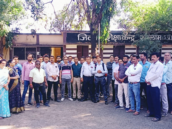 जिला शिक्षा केंद्र का घेराव करते हुए निजी स्कूल संचालक और शिक्षक। - Dainik Bhaskar