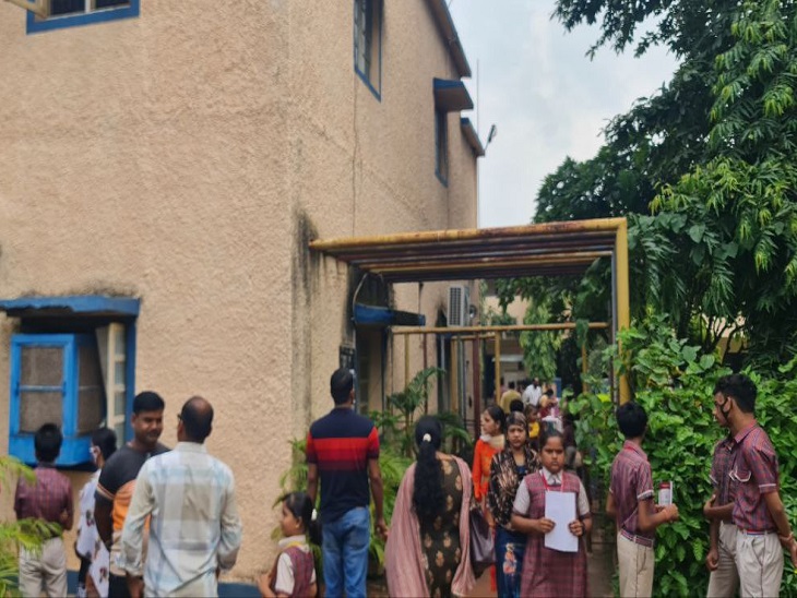 पैरेंट्स मीटिंग से बाहर आते परिजन व बच्चे