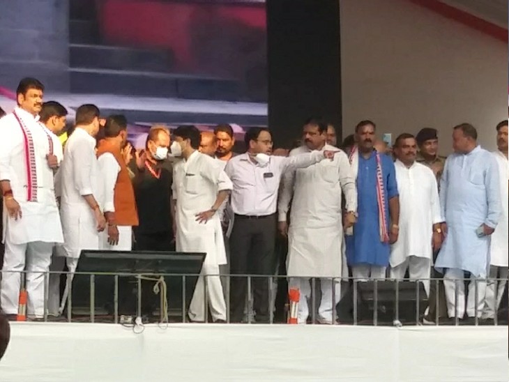 मंच के आसपास सुरक्षा व्यवस्था कैसी रहेगी समझाते सिंधिया