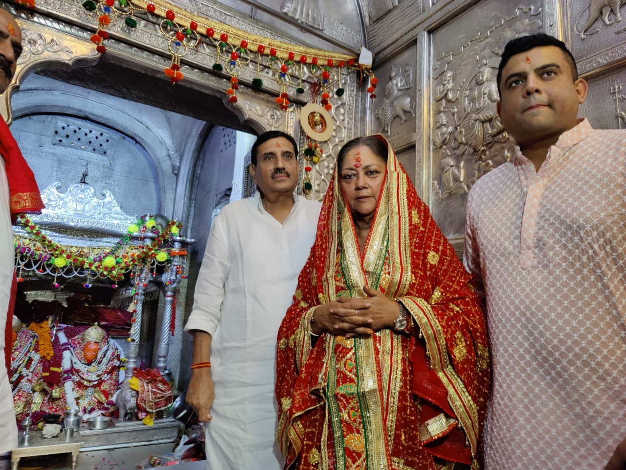 राजे ने प्रसिद्ध शक्ति पीठ शाकंभरी में पंडित केदार शर्मा की अगुवाई में BJP का राज लाने और प्रदेश में अमन-चैन के लिए पूजा-अर्चना की।
