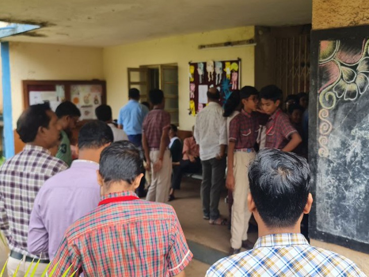 फीस पटाने के लिए लगी परिजनों की लंबी लाइन