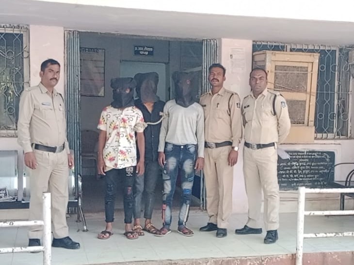 गोपालगंज पुलिस की गिरफ्त में लूट के तीन आरोपी। - Dainik Bhaskar