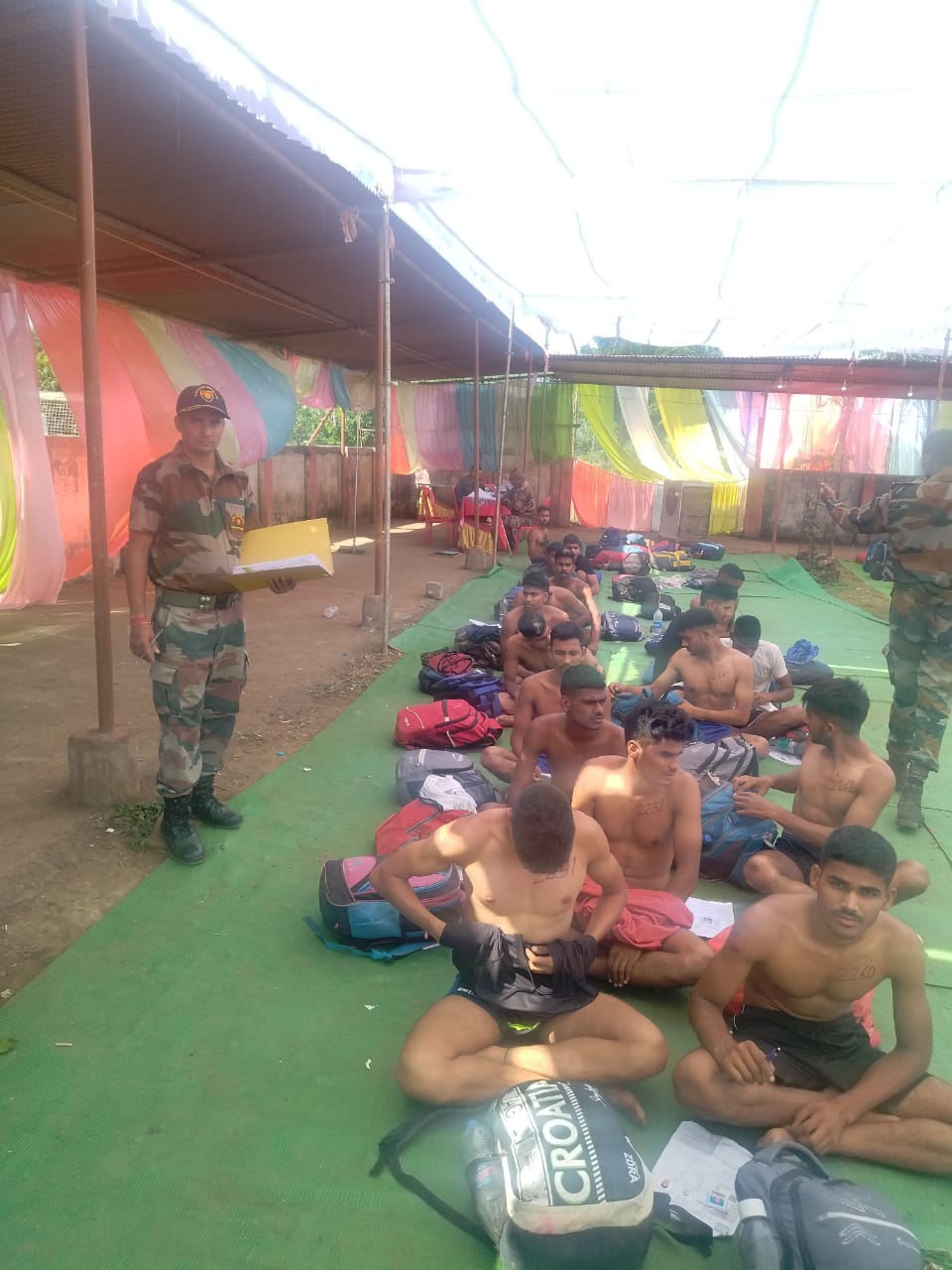 भर्ती रैली में अपने नंबर का इंतजार करते अभ्यार्थी।