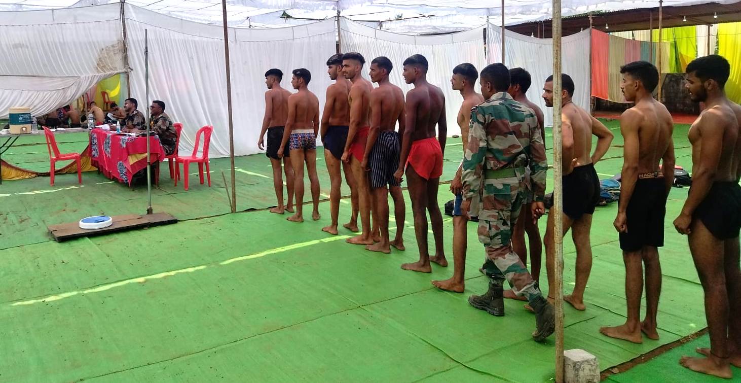 भर्ती में शारीरिक परीक्षण में शामिल हुए युवा।