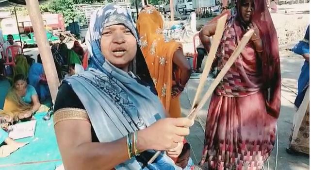 रीवा कलेक्ट्रेट के सामने धरनास्थल पर बांस की टोकनी बनाती बसोर समाज की महिला।
