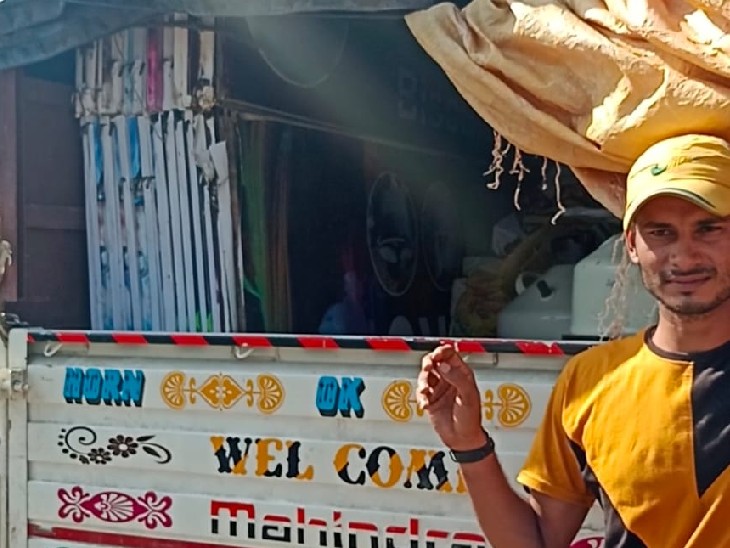 The shopkeepers ask for money by harassing them, the shopkeepers upset