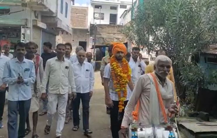 योगेश की सफलता के बाद लोगों ने गांव में जुलूस निकाला।