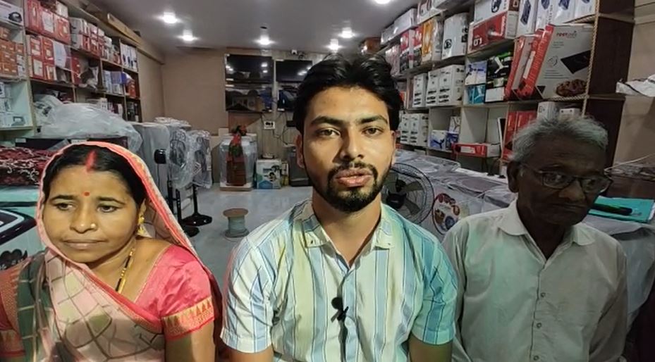 पिता बहादुरसिंह राजपूत और माता के साथ योगेश राजपूत।