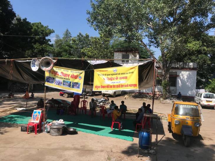 धरनास्थ पर बैठे बसोर समाज के लोग। प्रदर्शन में शामिल 200 लोगों का भोजन भी इसी जगह पर बनाया जा रहा है।