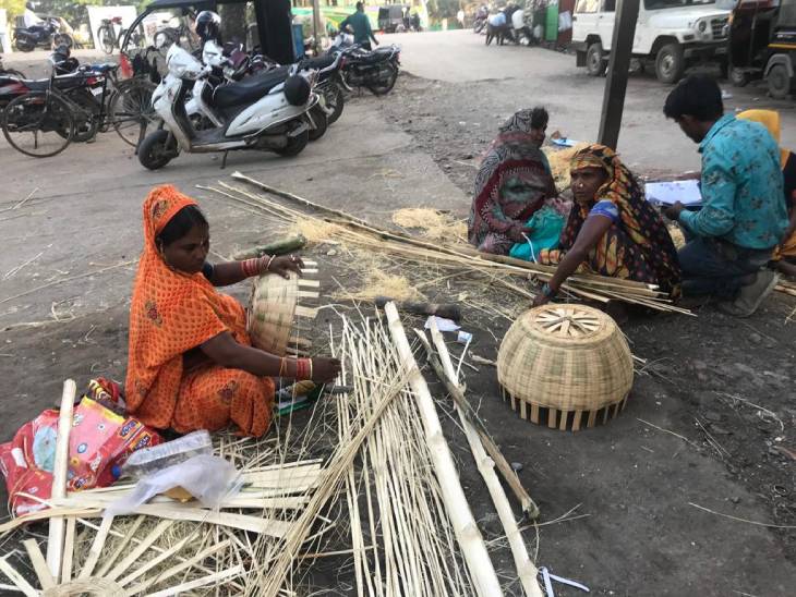 मुआवजे की मांग को लेकर कोई पहल नहीं होता देख अब धरनास्थल पर ही बांस की टोकनी बना रहे हैं, जिसे आसपास के मोहल्लों में फेरी लगाकर बेचतीं है महिलाएं।