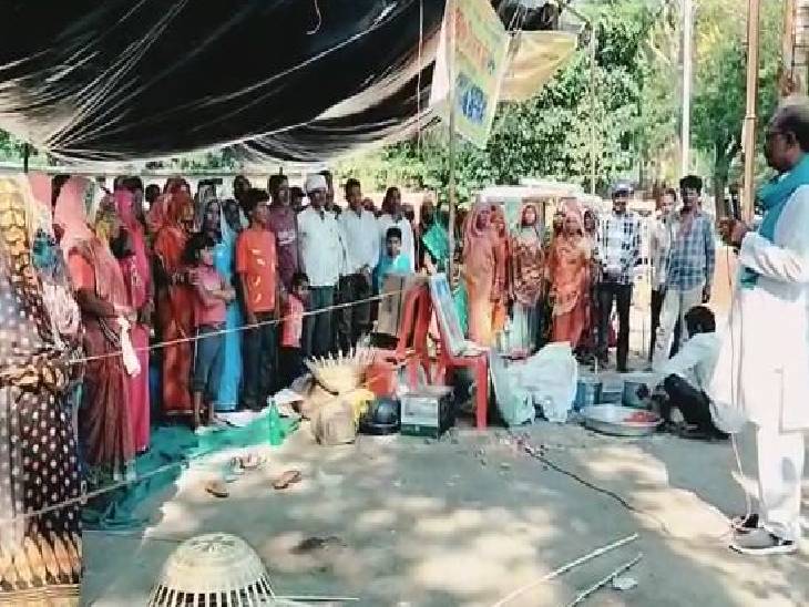 कलेक्ट्रेट के सामने 11वें दिन धरना देते बसोर समाज के लोग। स्वाइन फ्लू की वजह से मारे गए सुअरों का मुआवजा देने की मांग जिला प्रशासन से कर रहे प्रदर्शनकारी।