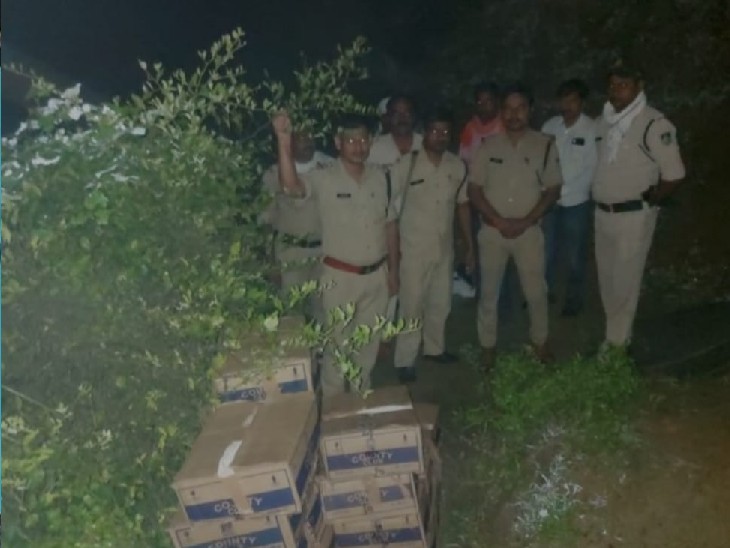 बीहड़ से अवैध शराब जब्त करती पुलिस । - Dainik Bhaskar