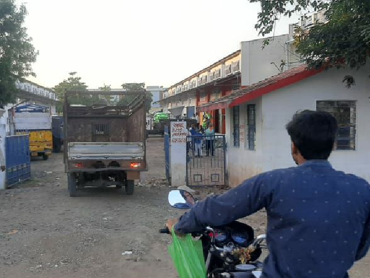 सिया में टाेकन वितरण के बाद खाद के लिए भीड़ नहीं थी। - Dainik Bhaskar