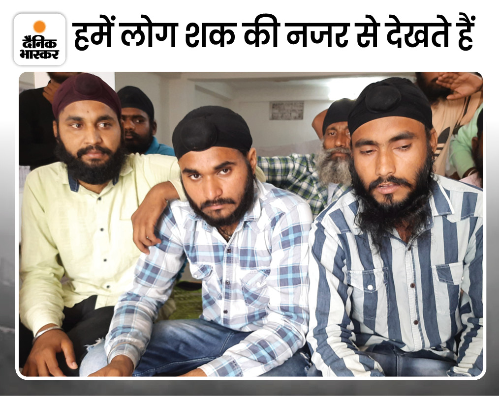 सतनाम सिंह, हरपाल सिंह व राजकुमार कहते हैं कि हम एमबीए, एमफार्मा कर रहे हैं लेकिन जब भी किसी सिकलीगर की गिरफ्तारी होती है तो हमारे साथ पढ़ने वाले हमसे नजरें चुराते हैं। वो हमसे बात करना पसंद नहीं करते। यदि हम सुधरना भी चाहें भी तो कैसे सुधरें।