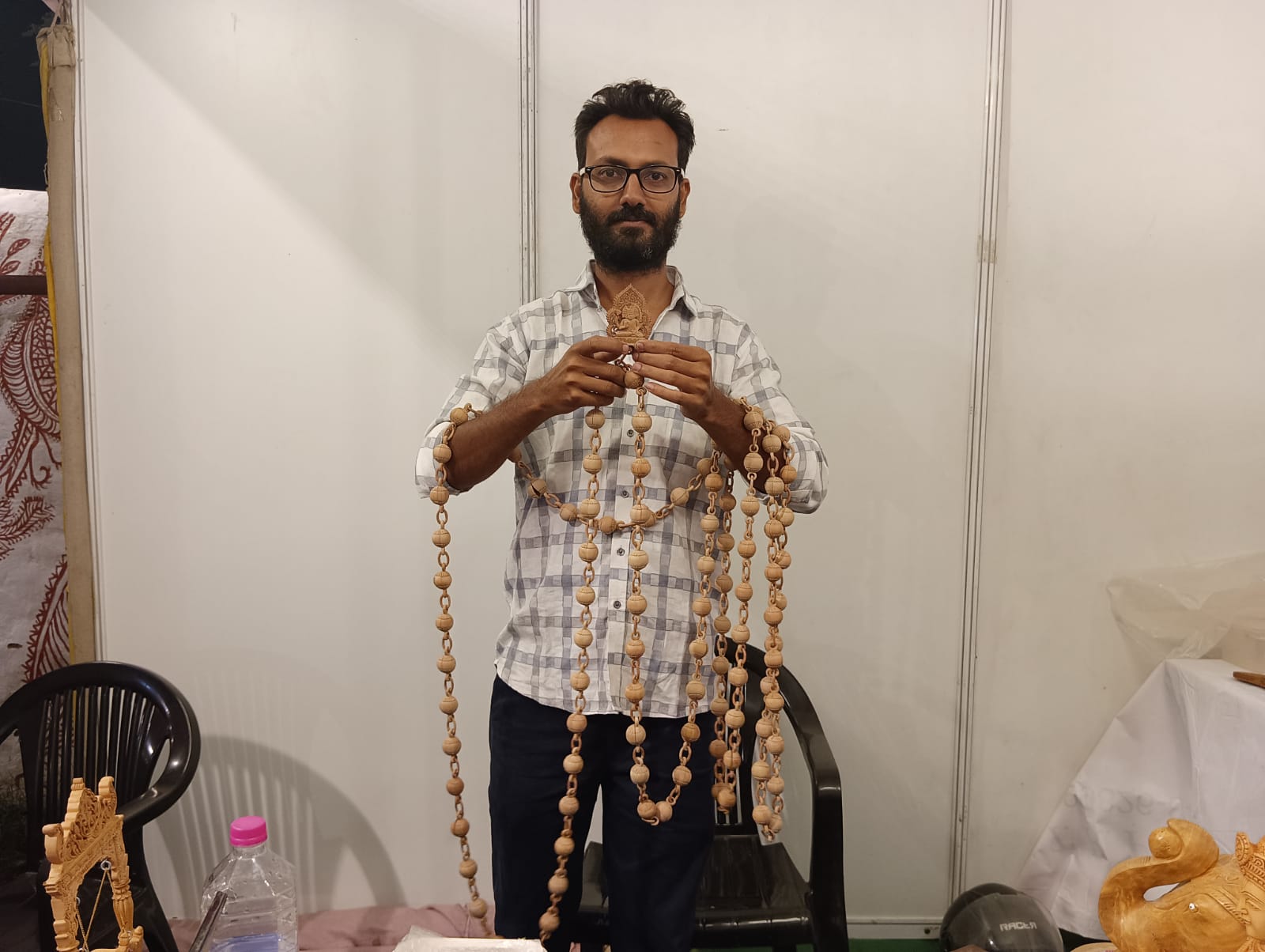 ये 30 फिट की चंदन की लकड़ी की माला है। इसमें सबसे उपर ब्रह्मा जी है। 108 मोती की इस माला का हर मोती खुलता है। हर मोती में हिंदू धर्म में जितने भी ऋषि मुनि रहे हैं। उनकी मूरत बनी हुई है।