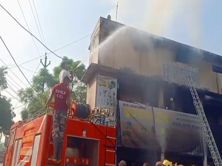 आग को बुझाती फायर ब्रिगेड।