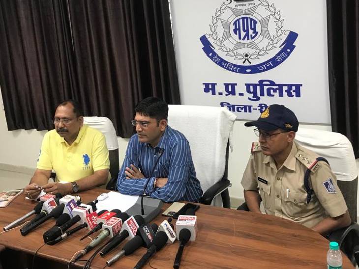 हत्या का खुलासा करते एसपी।
