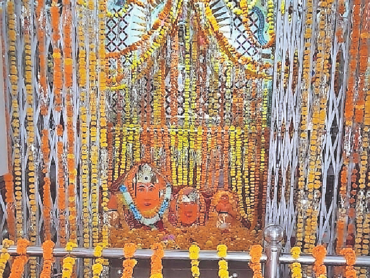 गेंदा के फूलों से सजा देवी मंदिर - Dainik Bhaskar