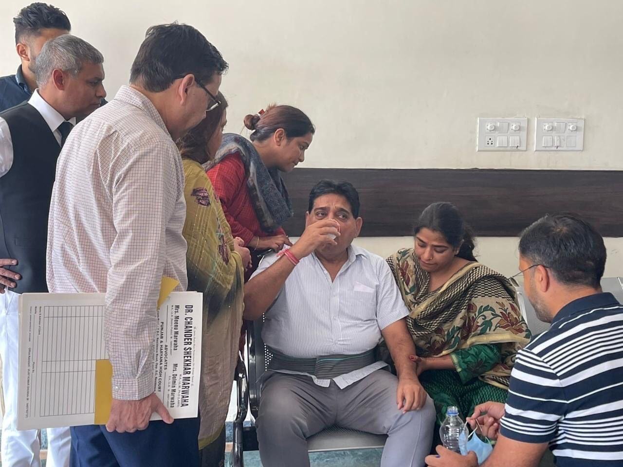 मोहाली अस्पताल में मेडिकल चेकअप के दौरान परिवार के साथ सुंदर शाम अरोड़ा।