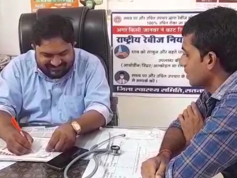 मरीज को देखने के बाद हिंदी में दवाई का पर्चा लिखते डॉ सर्वेश सिंह।