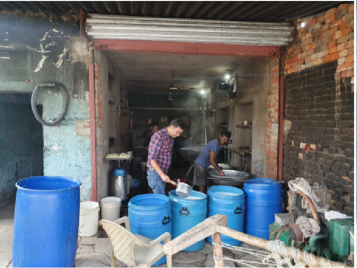 डेयरी पर सेम्पल लेते हुए फूड सेफ्टी अफसर।