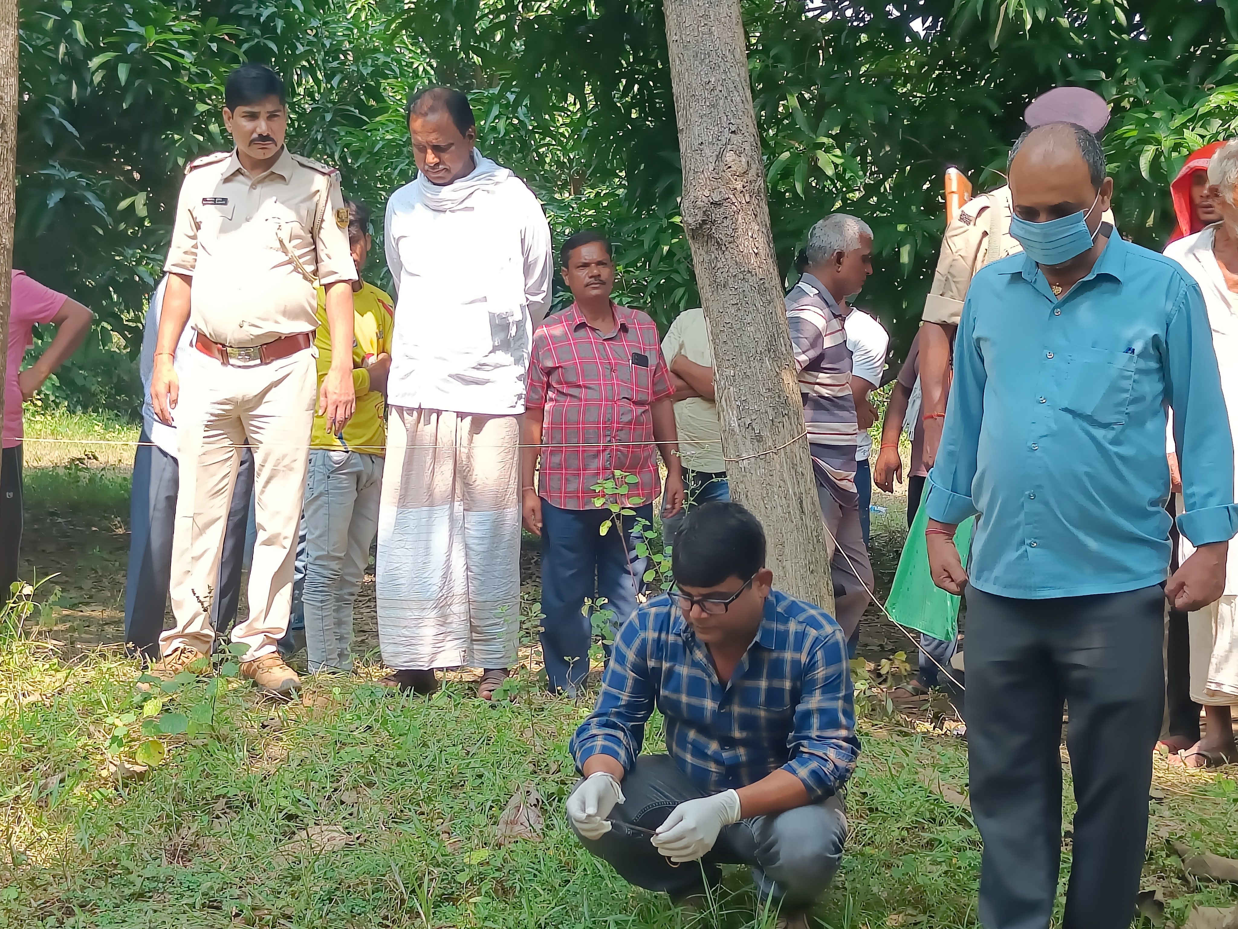 घटनास्थल पर जांच करती फोरेंसिक टीम।