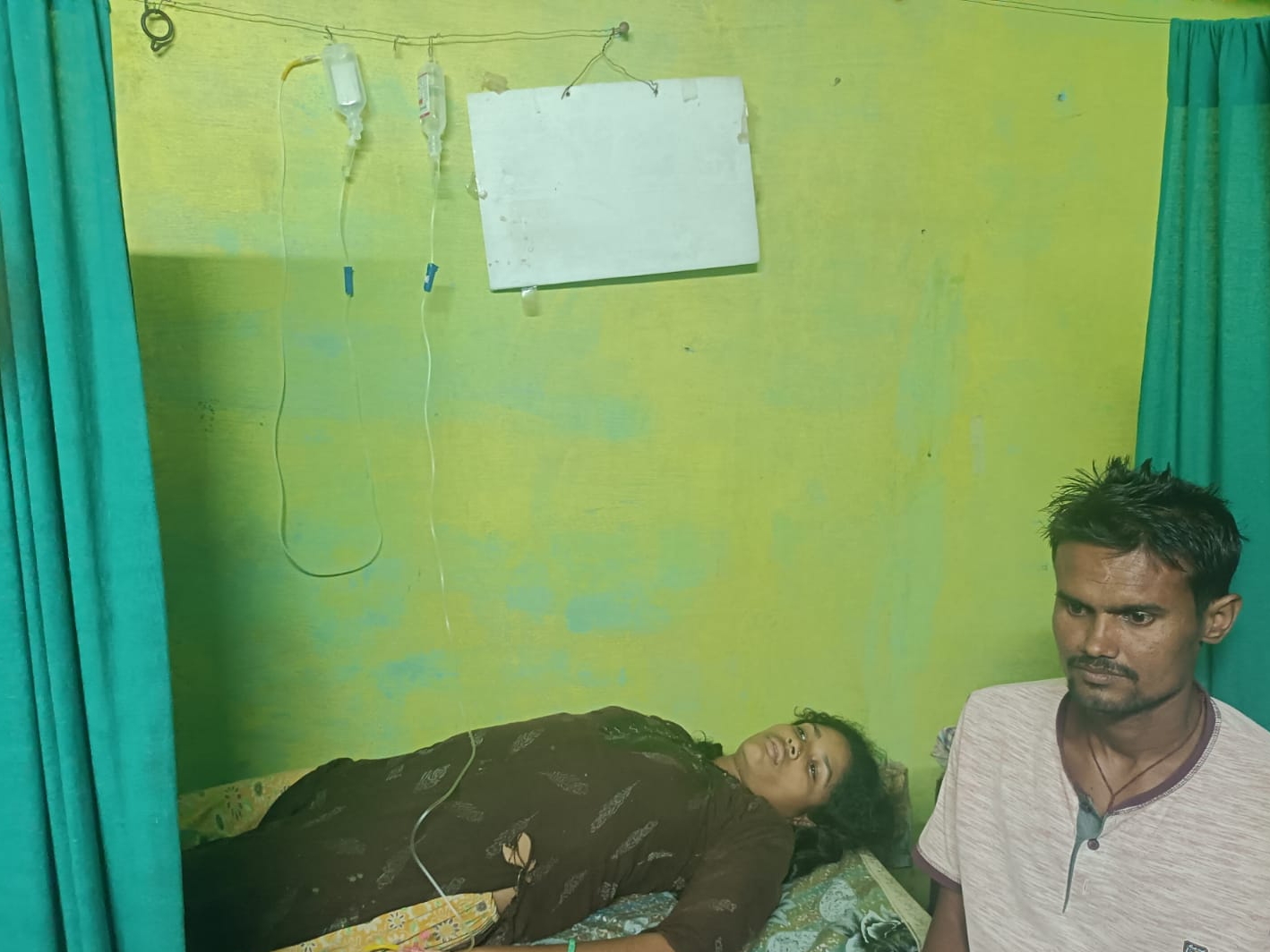 क्लिनिक में उपचार करने आई मरीज को भी डॉ.सर्वेश सिंह ने हिंदी में दवाएं लिखी।
