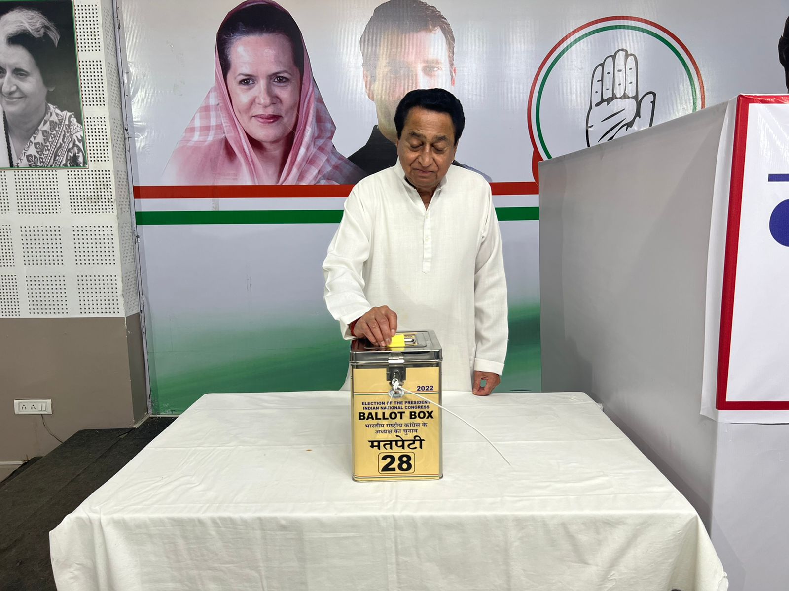 मध्यप्रदेश के पूर्व CM कमलनाथ ने इंदिरा भवन भोपाल में कांग्रेस अध्यक्ष पद के लिए वोट डाला।